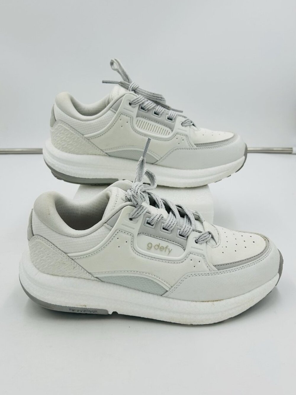 Gravity Defyer G-Defy Minimalist Sneakers Womens Sz 8.5 White Gray VersoShock